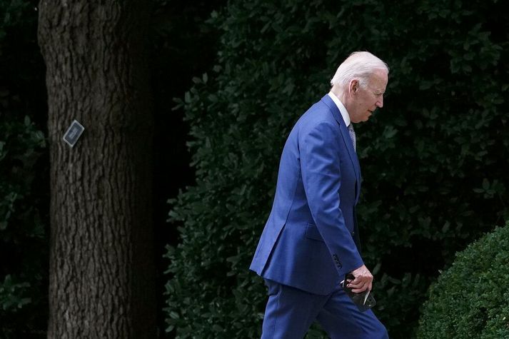 Joe Biden Bandaríkjaforseti gengur hokinn í átt að Hvíta húsinu.