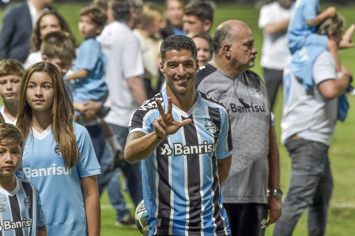 Luis Suarez var sáttur með þrennu í fyrsta leik með Gremio liðinu.