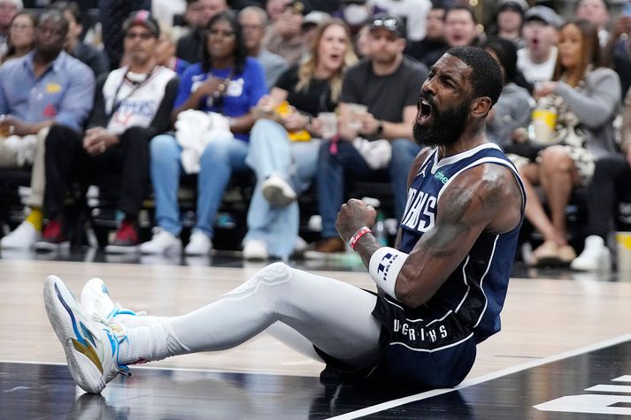 Kyrie Irving fagnar í sigri Dallas Mavericks. Hann fór í gang í seinni hálfleik og kláraði einvígið á móti Clippers.