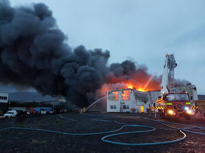 Mikill eldur logaði, og sömuleiðis lagði mikinn reyk frá húsnæðinu.