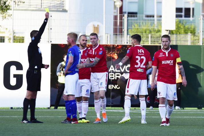 Baldur Sigurðsson, fyrirliði Stjörnunnar, fær gula spjaldið í leik Vals og Stjörnunnar fyrr í sumar. Myndin tengist fréttinni ekki beint. 