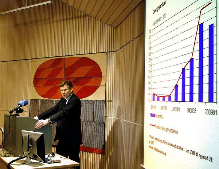 Á kynningu fyrir sérfræðinga og blaðamenn í gær Arnór Sighvatsson, aðalhagfræðingur Seðlabankans, á kynningu á efnahagsstærðum og -horfum, sem haldin var í gær fyrir sérfræðinga greiningardeilda og fjölmiðla. Ekki varð af reglubundnum fundi bankastjórnarinnar þar sem vaxtaákvörðun er kynnt. 