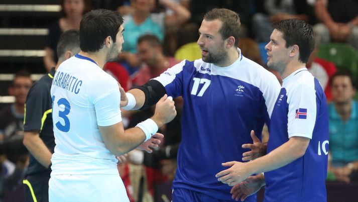 Sverre Jakobsson fer yfir málin með Nikola Karabatic í kvöld.