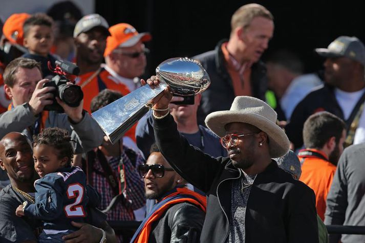 Von Miller, besti leikmaðu Super Bowl og hetja í Denver, heldur hér á Vince Lombardi-bikarnum.