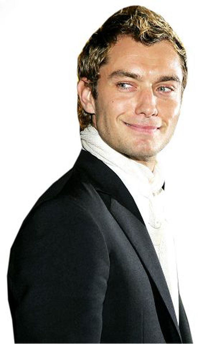 Jude Law ætlar að taka næturlíf Reykjavíkur með trompi og dveljast hér yfir helgi ásamt félögum sínum