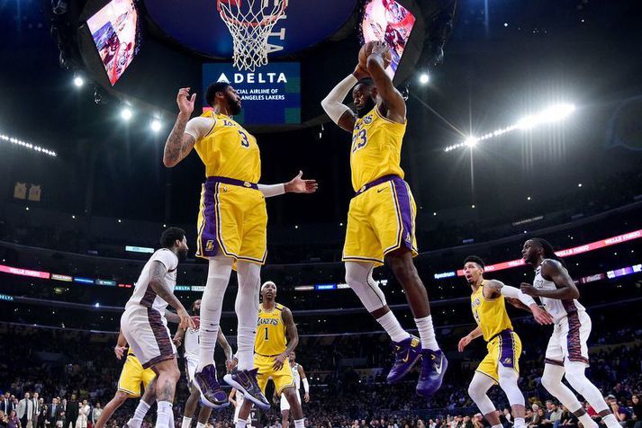 LeBron James, Anthony Davis og félagar þeirra í Los Angeles Lakers  eru komnir í ótímabundið frí vegna kórónuveirunnar.