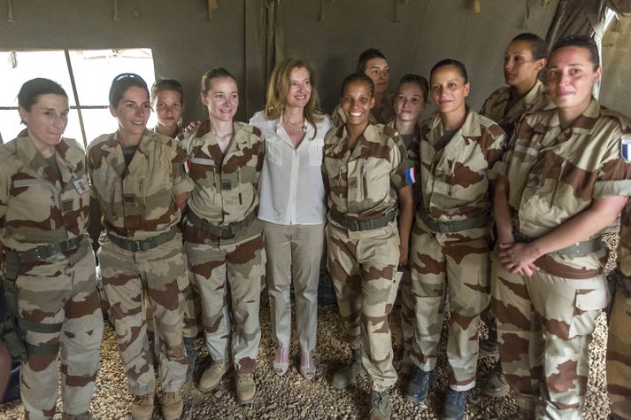 Valerie Trierweiler, kærasta François Hollande, forseta Frakklands, stillir sér upp með frönskum hermönnum í Malí.