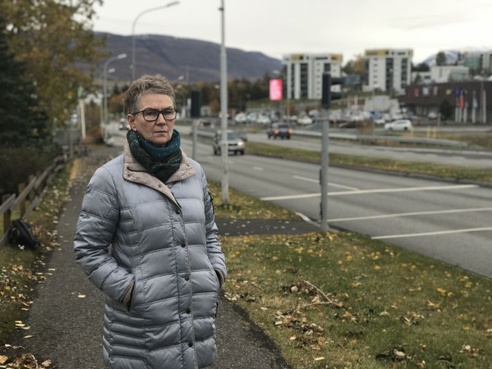 Jóhanna Ásmundsdóttir við gangbrautina þar sem ekið var á hana. Hún kallar ljósin sem sést glitta í á myndinni ljósin sín. Þau voru sett upp eftir slysið.