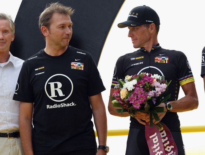 Bruyneel og Armstrong fagna einum af mörgum dagleiðarsigrum Armstrongs í Tour de France.