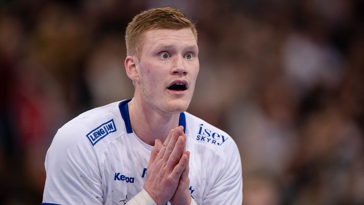 Ýmir Örn Gíslason skilur hér ekkert í dómi. Handboltinn ætlar að gera allt sitt til að koma í veg fyrir svindl í leikjunum á EM í ár.