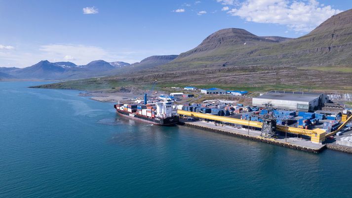 Álver Alcoa Fjarðaáls á Reyðarfirði. Hlýjast verður á Austurlandi í dag.