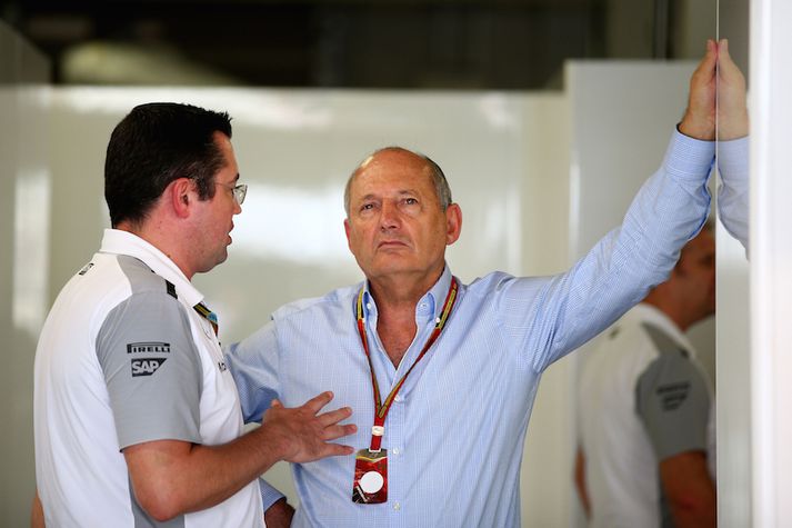 Eric Boullier keppnisstjóri McLaren og Ron Dennis ræða málin.