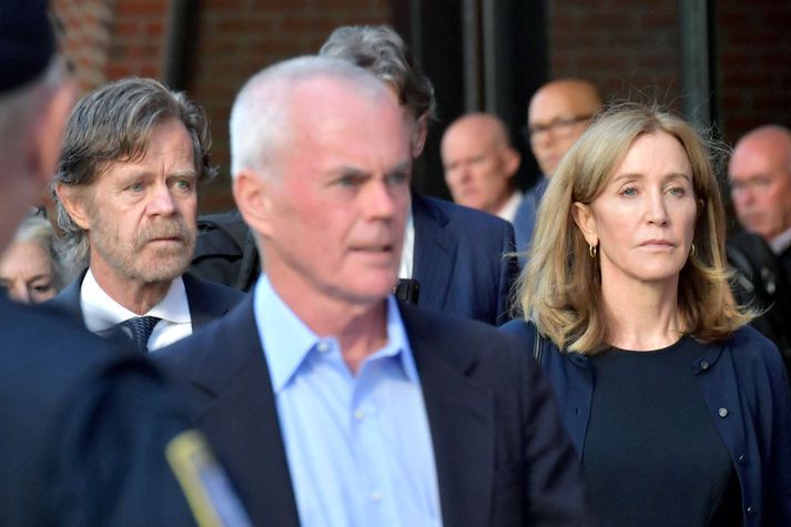 Felicity Huffman ásamt eiginmanni sínum, William H. Macy, fyrir utan dómstól í Boston í september.