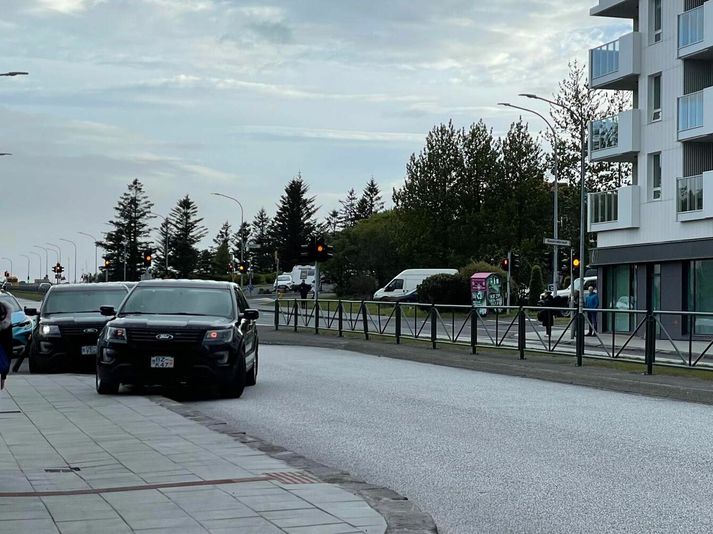Þrír sérsveitarbílar voru lagðir við Snorrabraut.