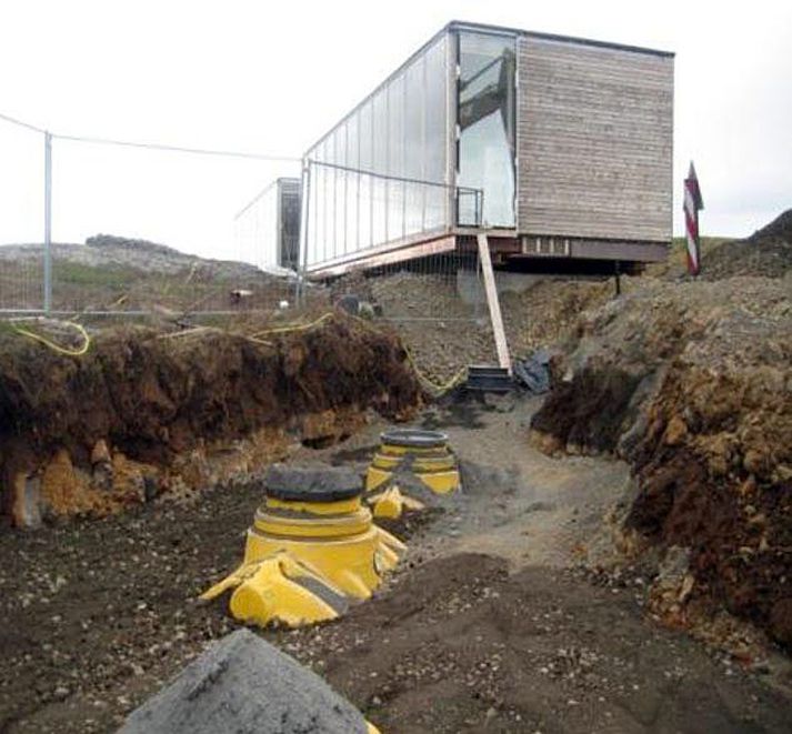 Fráveitan á Hakinu uppfyllir ekki kröfur segir heilbrigðiseftirlitið en söluðaðilinn segir stöðina einfaldlega ekki nógu stóra.