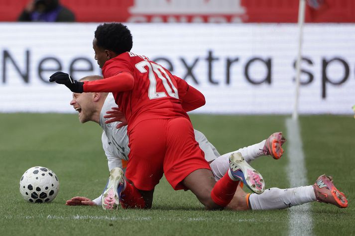 Jón Dagur Þorsteinsson fær hér harðar móttökur frá All Ahmed í leiknum í kvöld.