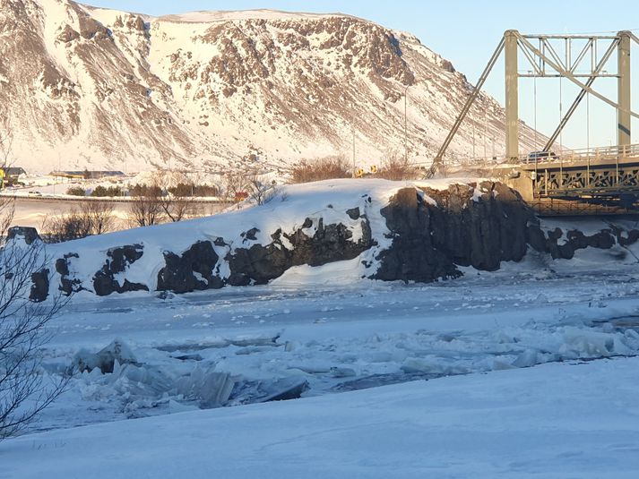 Ölfusá, sem er meira og minna öll ísilögð þessa dagana.