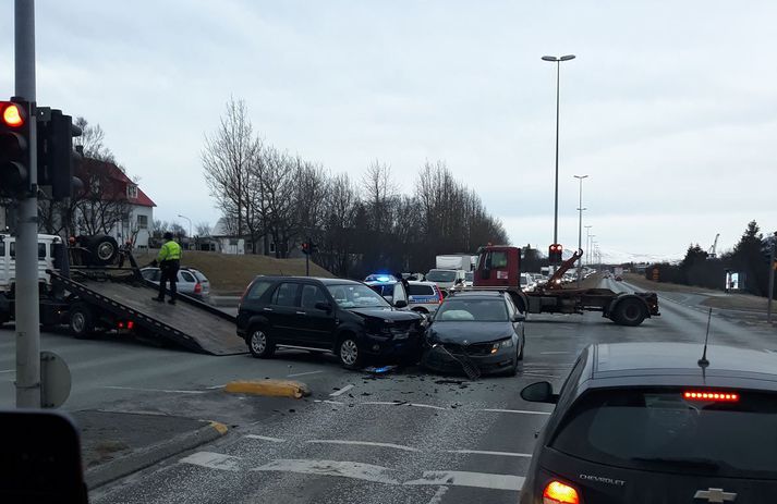 Einhverjar tafir urðu á umferð vegna slyssins.