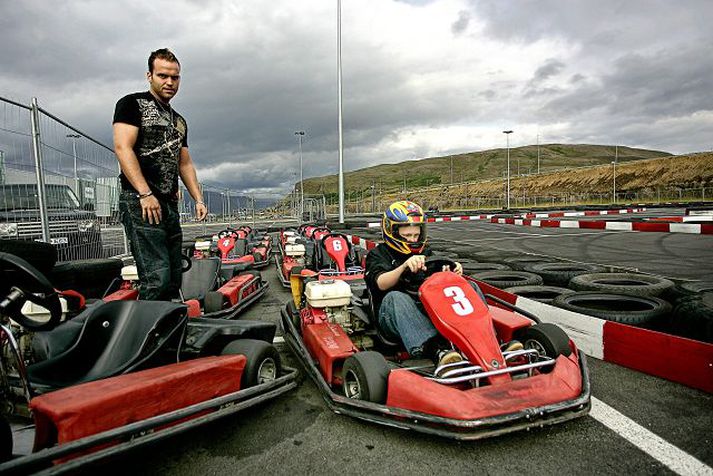 Almenningur streymir á nýja Go-Kart braut á Korputorgi.