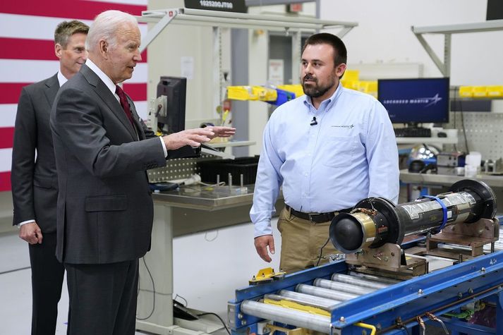 Joe Biden í verksmiðju Lockheed Martin í Alabama í kvöld.