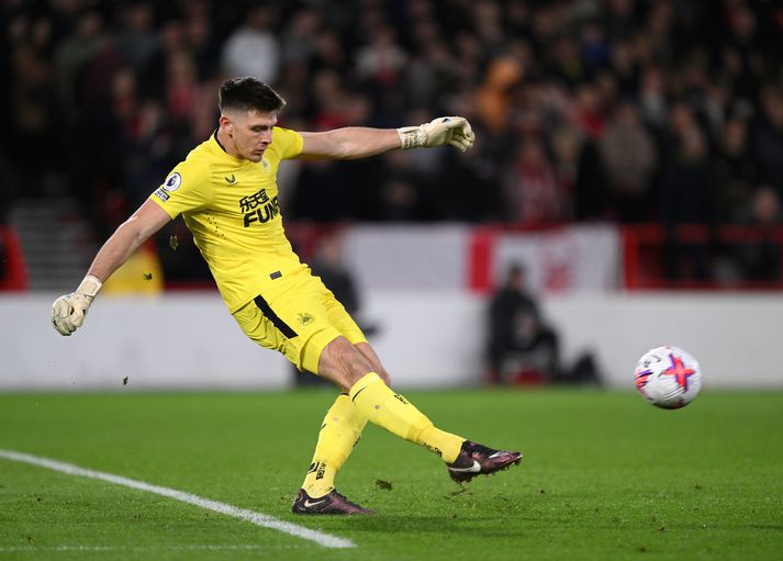 Nick Pope er sjaldnast í miklum flýti að taka markspyrnur.