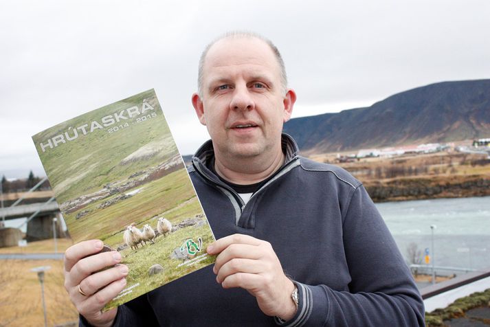 Guðmundur Jóhannsson með nýju hrútaskránna, sem var að koma út í þrjúþúsund eintökum.