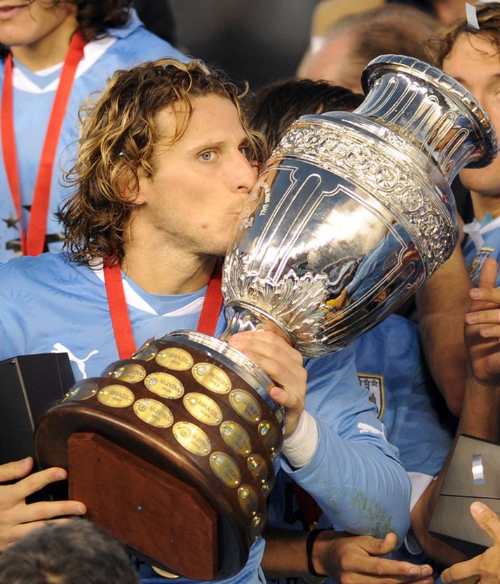 Forlan kyssir bikarinn í kvöld.