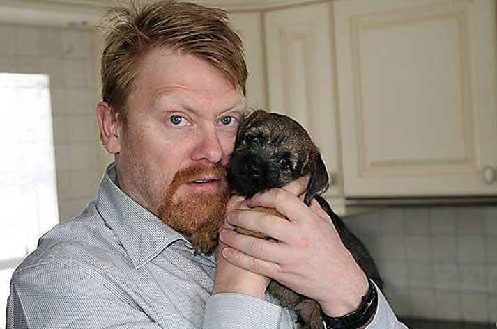Jón Gnarr er ánægður með hundinn sinn Tobba sem hann fékk fyrir einum mánuði, en hann er hreinræktaður border terrier.