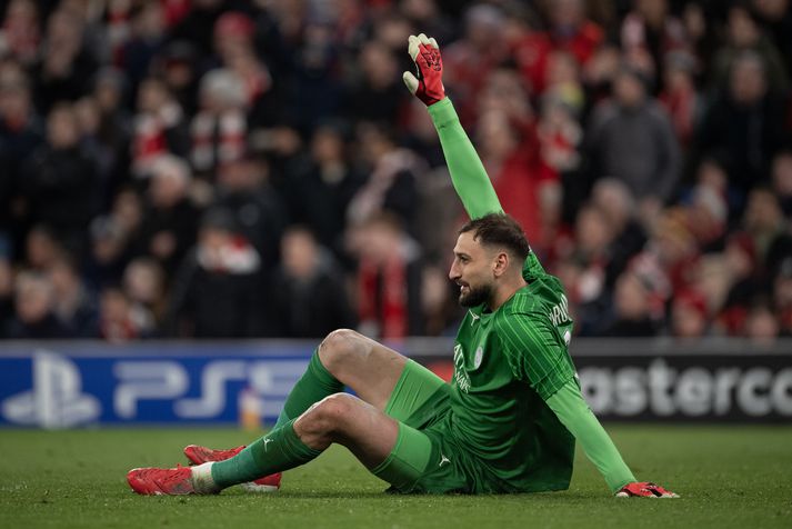 Gianluigi Donnarumma hefur verið sakaður um að leggjast „meiddur“ í grasið á meðan þjálfari hans talar við aðra leikmenn liðsins hans.