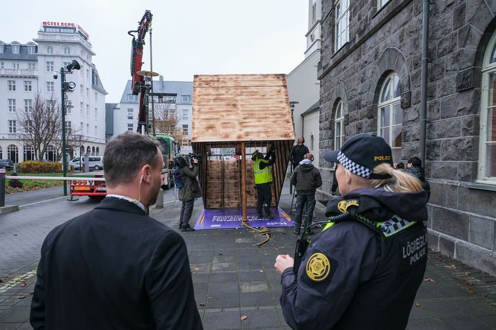 Lögreglan vildi ekki sjá gildru fyrir framan Alþingishúsið.