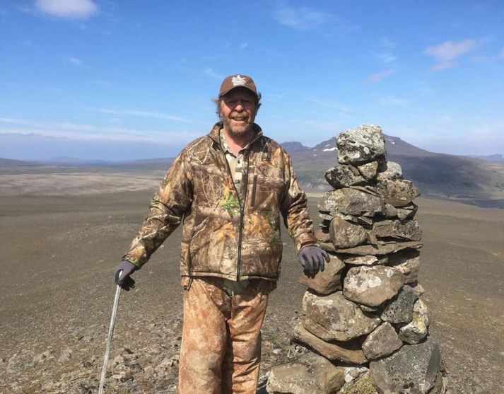 Siggi á Vaðbrekku í camo fötum frá toppi til táar við vörðu nokkra.