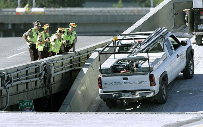 Enn hafa engin endanleg svör fengist við því hvers vegna brúin hrundi á miðvikudaginn.