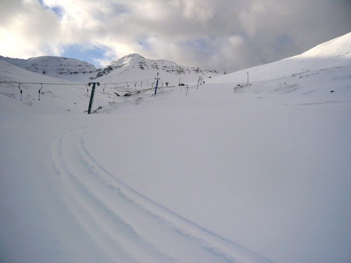 Skíðasvæðið í Skarðsdal.