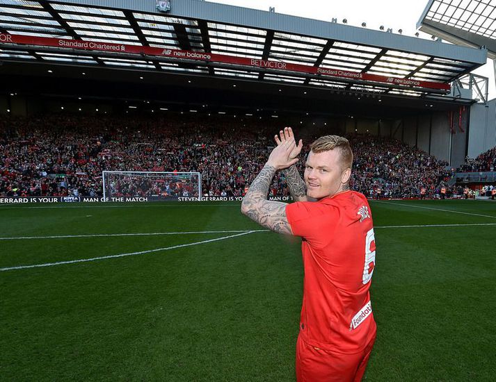 John Arne Riise fyrir framan stúkuna á Anfield.