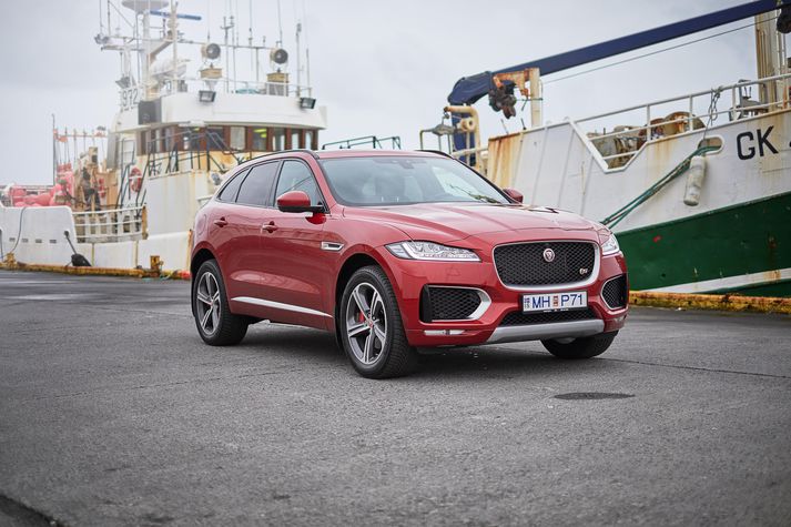 Jaguar F-Pace sómir sér á höfninni í Grindavík.