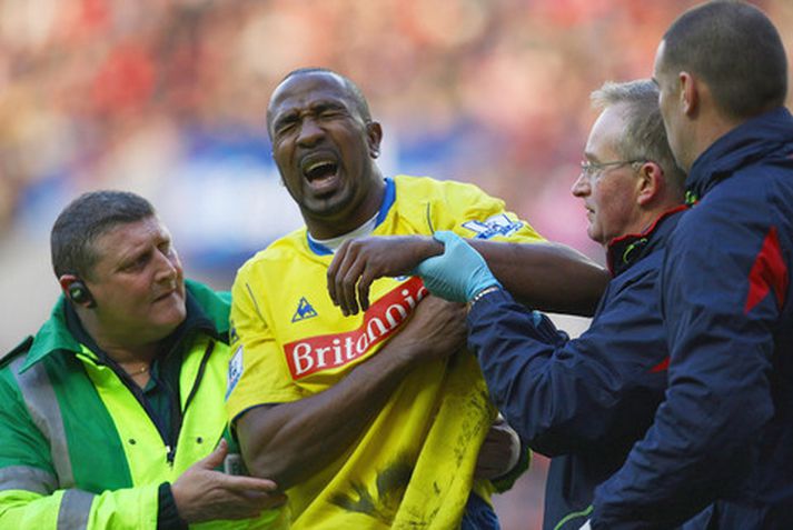 Ricardo Fuller er hér tekinn af velli eftir að hann meiddist á öxl í leik gegn Sunderland.