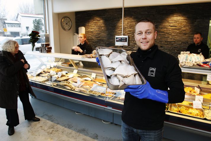 Kristján Berg Ásgeirsson, Fiskikóngurinn, sést hér haldandi á skötu - en umrædd melóna var einmitt keypt á Þorláksmessu.