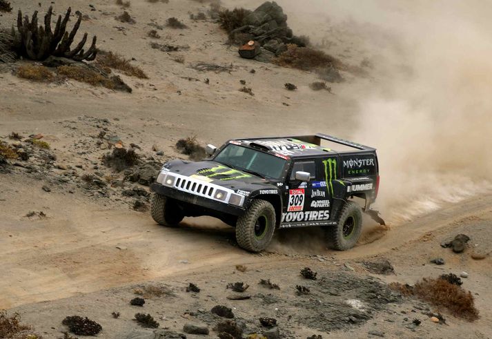 Robby Gordon á Hummer er í fimmta sæti á Hummer og hefur vakið athygli fyrir skemmtilega takta.