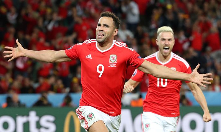 Robson-Kanu fagnar marki sínu í kvöld.