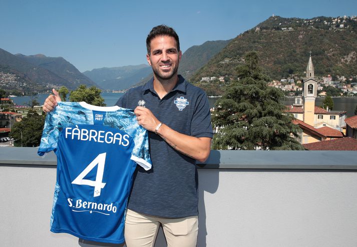 Cesc Fabregas þegar hann var kynntur sem nýr leikmaður Como 1907 liðsins sumarið 2022 og það að sjálfstögðu við hið fræga Como vatn.