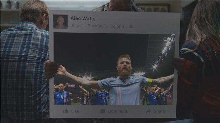 Í myndbandi Facebook sést Aron Einar Gunnarsson, fyrirliði íslenska karlalandsliðsins í knattspyrnu leiða stuðningsmenn í víkingaklappinu.