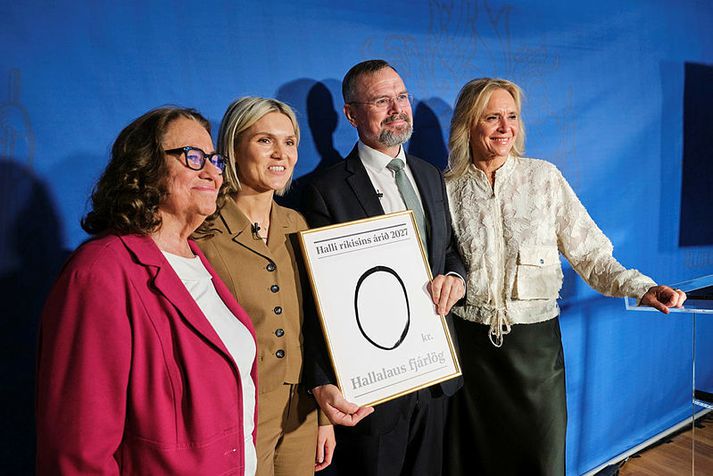 Formenn ríkisstjórnarflokkanna ásamt fjármálaráðherra teiknuðu núll til marks um hallalaus fjárlög.