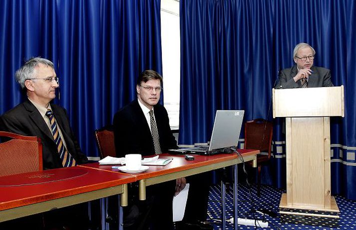 Efnahags- og framfarastofnunin (OECD) kynnti í gær nýja skýrslu um íslenskt efnahagslíf. Hér sjást Patrick Lenain og Val Koromzay (í pontu) frá OECD, en á milli þeirra situr Árni M. Mathiesen fjármálaráðherra.