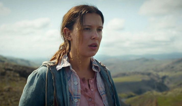 Millie Bobby Brown starir ofan í Fossárdalinn í Árnessýslu.