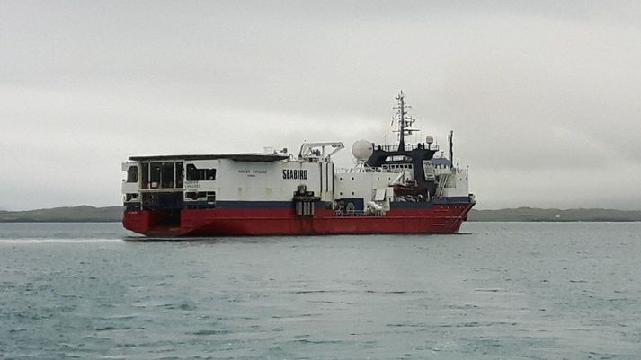 Rannsóknarskipið Harrier Explorer var það síðasta sem leitaði vísbendinga um olíu í lögsögu Íslands sumarið 2016. Hér er skipið á ytri höfninni í Reykjavík áður en lagt var í leiðangur á Drekasvæðið undir forystu kanadíska félagsins Ithaca.