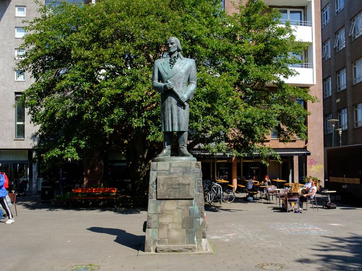 Stunguárásin átti sér stað nálægt Fógetagarðinum við Aðalstræti.