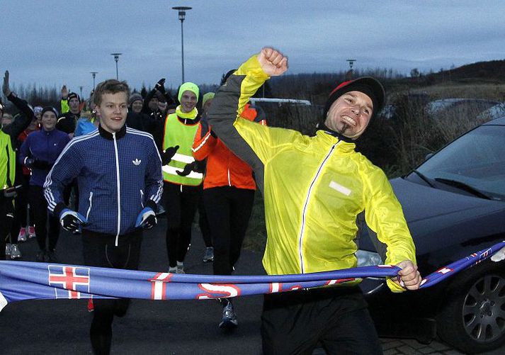 Markinu náð Hópur fólks hljóp til móts við René Kujan seinni partinn í gær og fylgdi honum á leiðarenda. Meðal þeirra var sundkappinn og Ólympíufarinn Jón Margeir Sverrisson. Kujan sjálfur var himinlifandi þegar áfanganum var náð.Fréttablaðið/pjetur