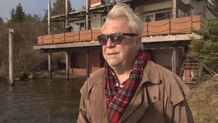 Hrafn Gunnlaugsson við húsið umdeilda. Allt um málið í kvöldfréttum Stöðvar 2.