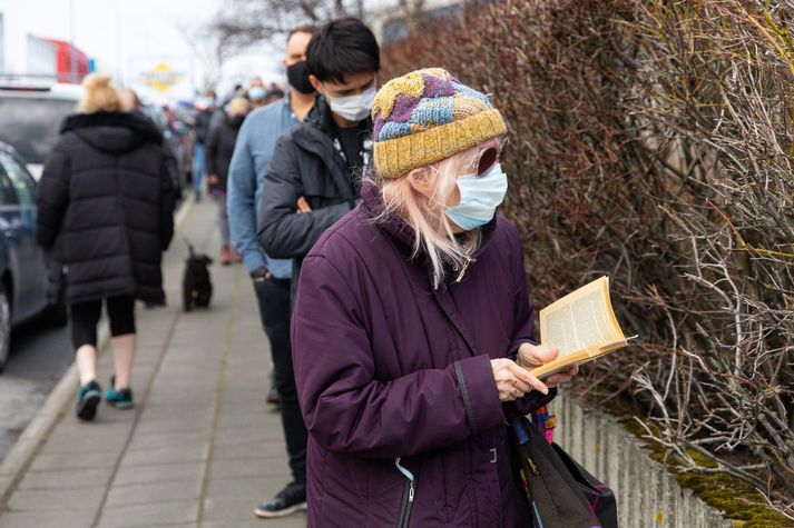 Fjölmargir biðu þolinmóðir eftir því að komast í sýnatöku á Suðurlandsbraut í dag og reyndu margir að nýta tímann vel. 