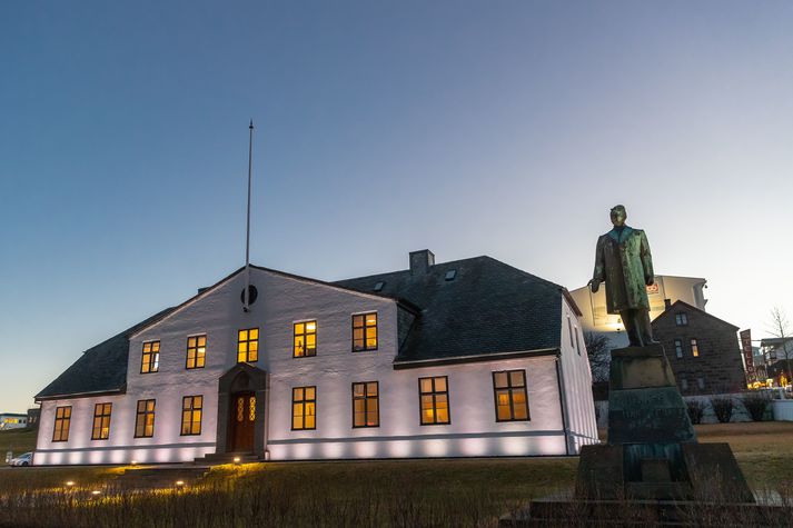 Tekjuafkoma hins opinbera var neikvæð um 32,2 milljarða króna á fyrsta fjórðungi.